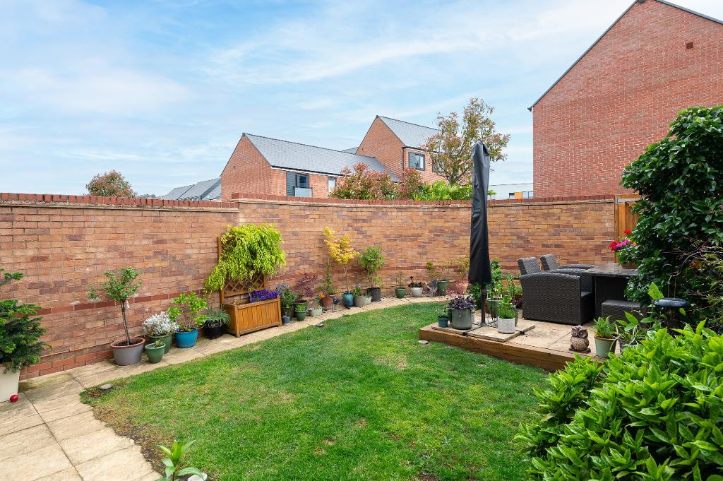 4 Bedroom Semi-Detached for Sale in Milton Keynes, MK10 7JZ