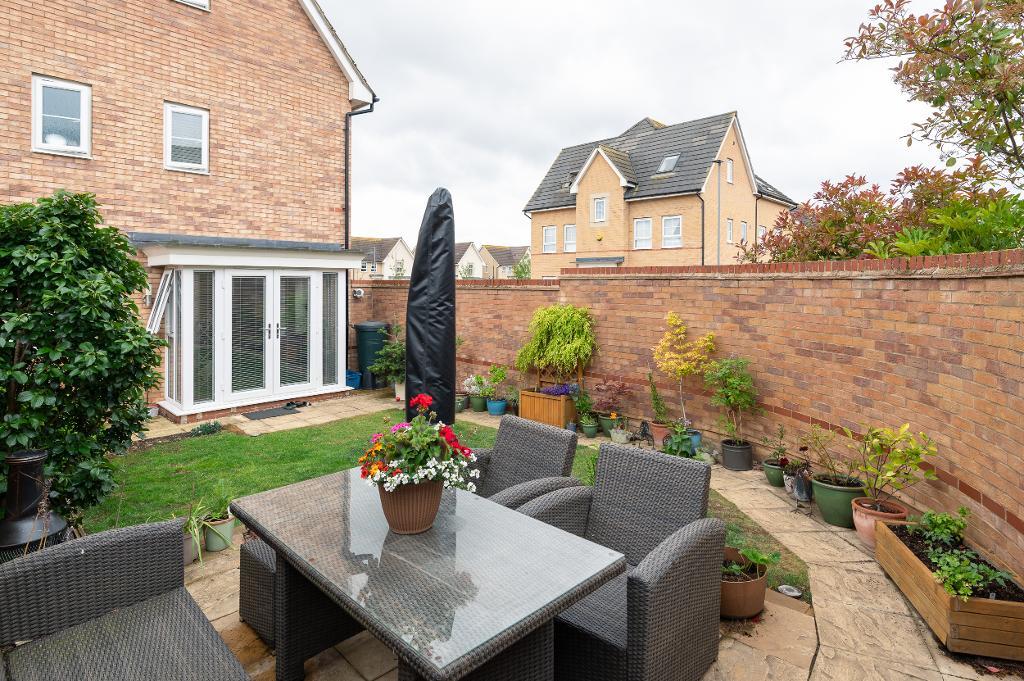 4 Bedroom Semi-Detached for Sale in Milton Keynes, MK10 7JZ