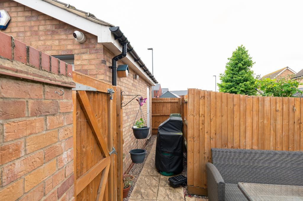 4 Bedroom Semi-Detached for Sale in Milton Keynes, MK10 7JZ