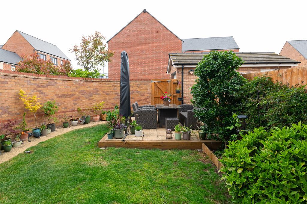 4 Bedroom Semi-Detached for Sale in Milton Keynes, MK10 7JZ