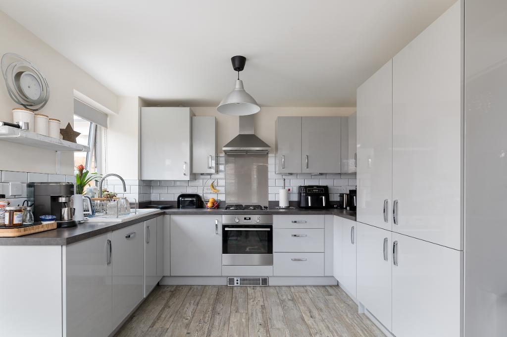 4 Bedroom Semi-Detached for Sale in Milton Keynes, MK10 7JZ