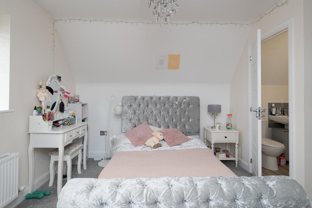 4 Bedroom Semi-Detached for Sale in Milton Keynes, MK10 7JZ