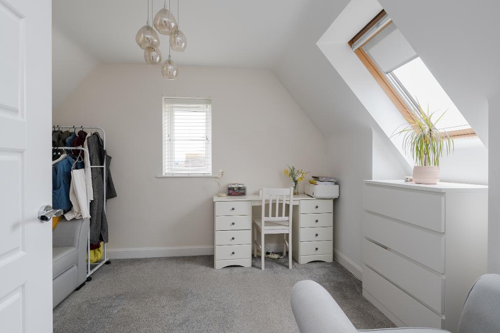 4 Bedroom Semi-Detached for Sale in Milton Keynes, MK10 7JZ