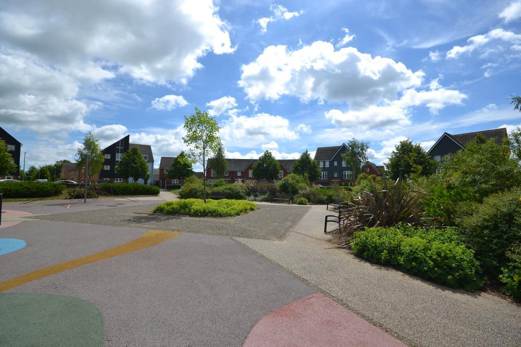 4 Bedroom Semi-Detached for Sale in Milton Keynes, MK10 7DD