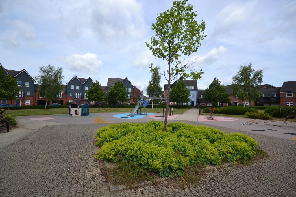 4 Bedroom Semi-Detached for Sale in Milton Keynes, MK10 7DD