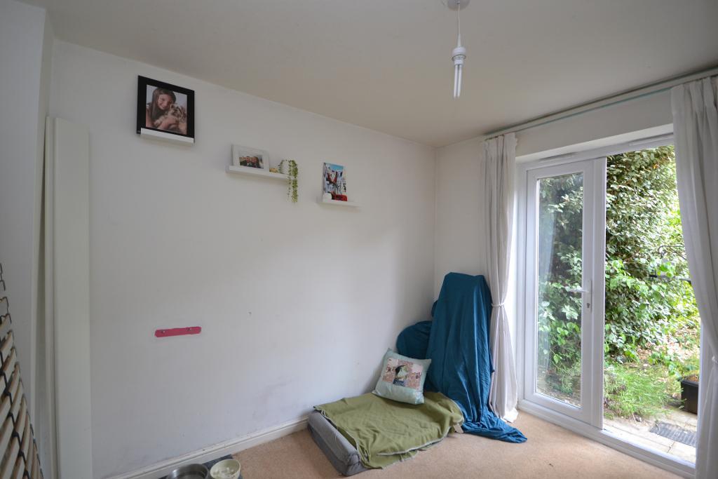 4 Bedroom Semi-Detached for Sale in Milton Keynes, MK10 7DD