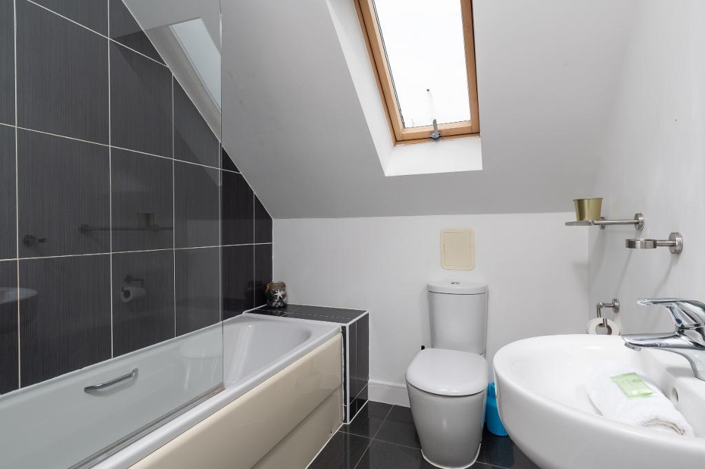 5 Bedroom Detached for Sale in Milton Keynes, MK10 7BE