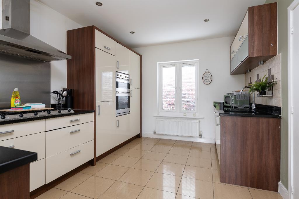 5 Bedroom Detached for Sale in Milton Keynes, MK10 7BE