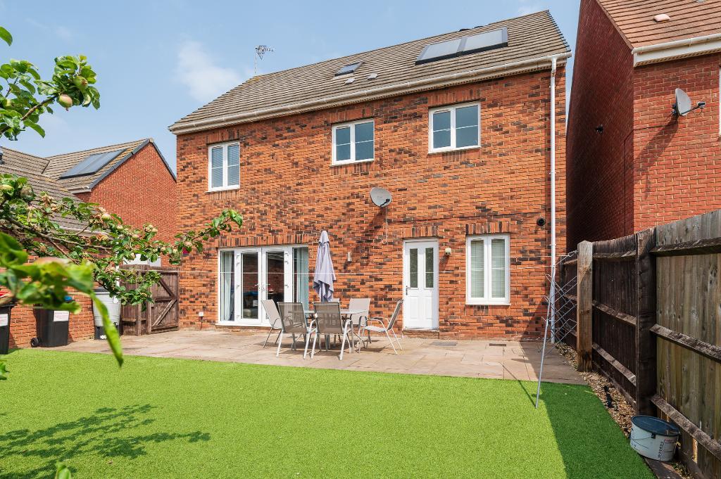 5 Bedroom Detached for Sale in Milton Keynes, MK10 7BE