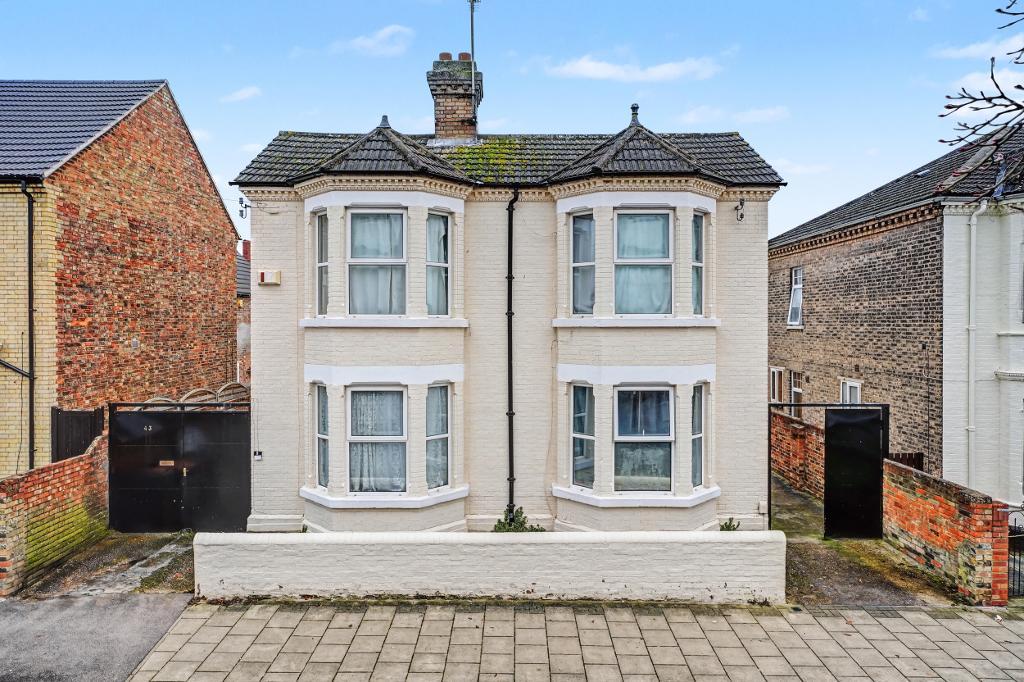 8  Bed Detached Property to Rent in Bedford, MK40 2BE