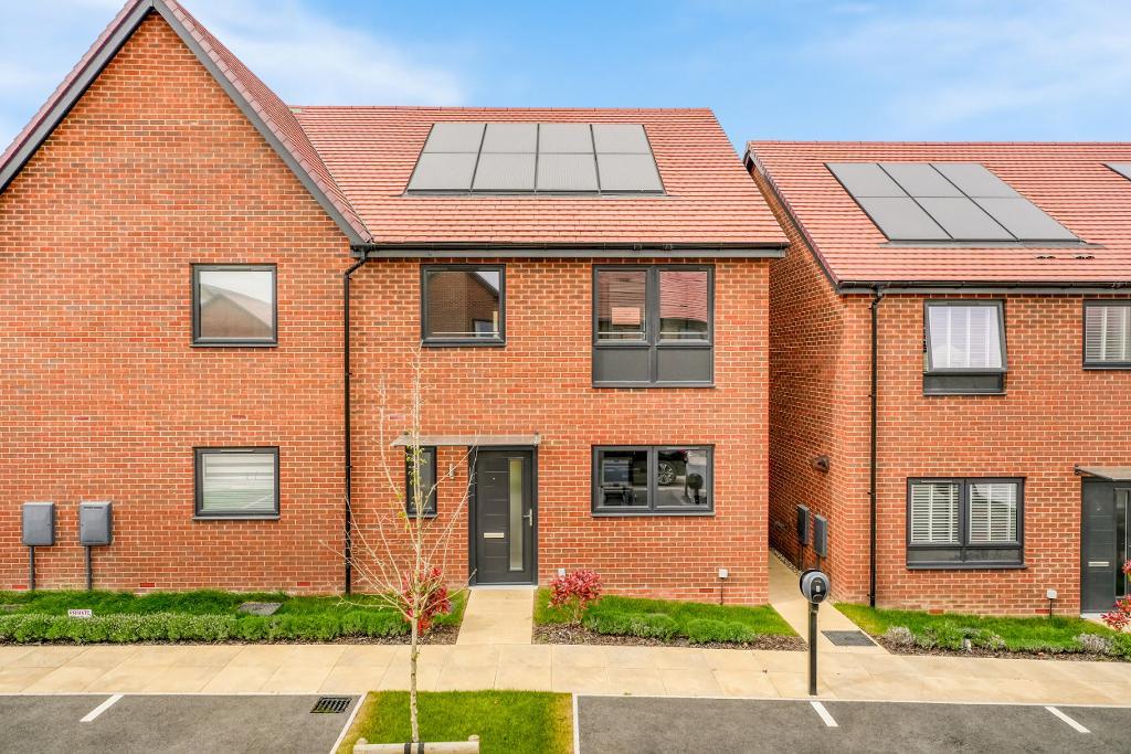 Rambouillet way, Whitehouse Gardens, Milton Keynes, Buckinghamshire, MK8 8BS