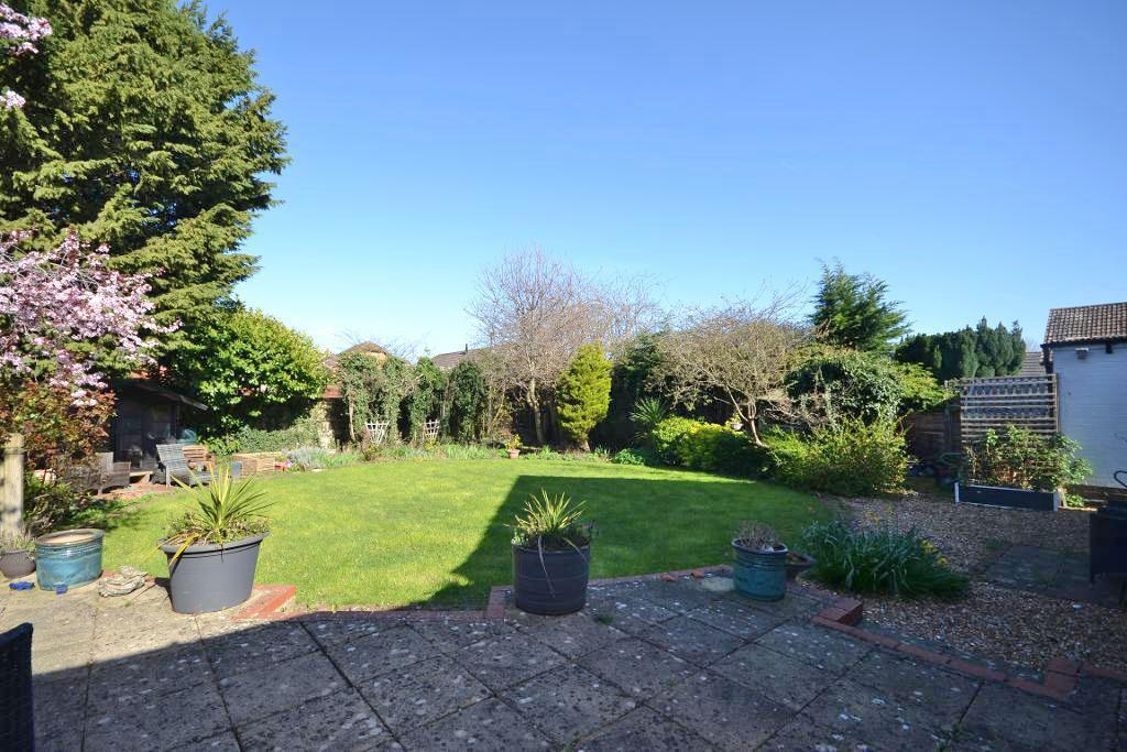 3 Bedroom Detached Bungalow for Sale in Milton Keynes, MK5 8AG