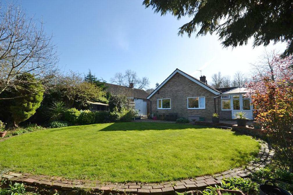 3 Bedroom Detached Bungalow for Sale in Milton Keynes, MK5 8AG