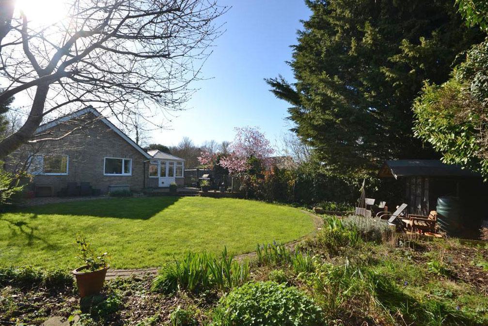3 Bedroom Detached Bungalow for Sale in Milton Keynes, MK5 8AG