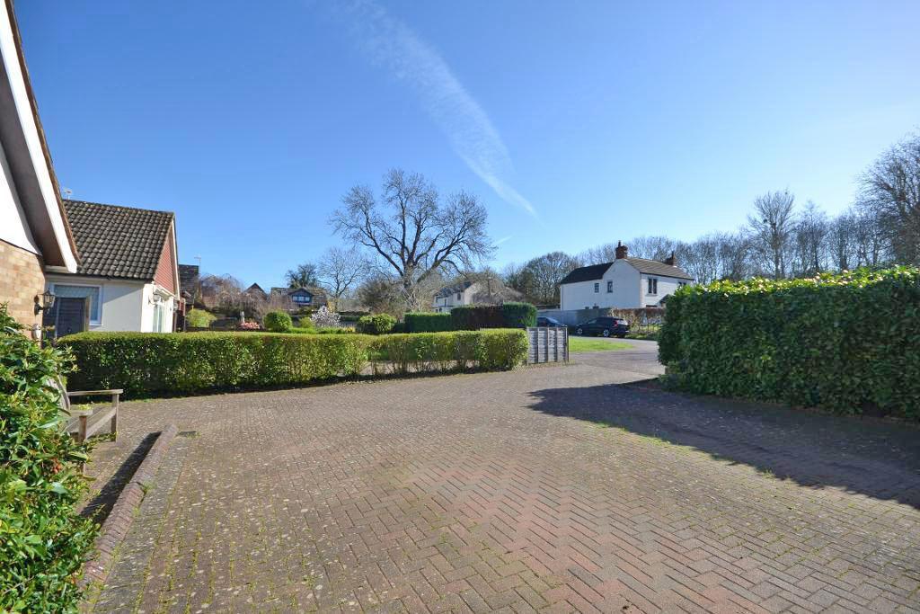 3 Bedroom Detached Bungalow for Sale in Milton Keynes, MK5 8AG