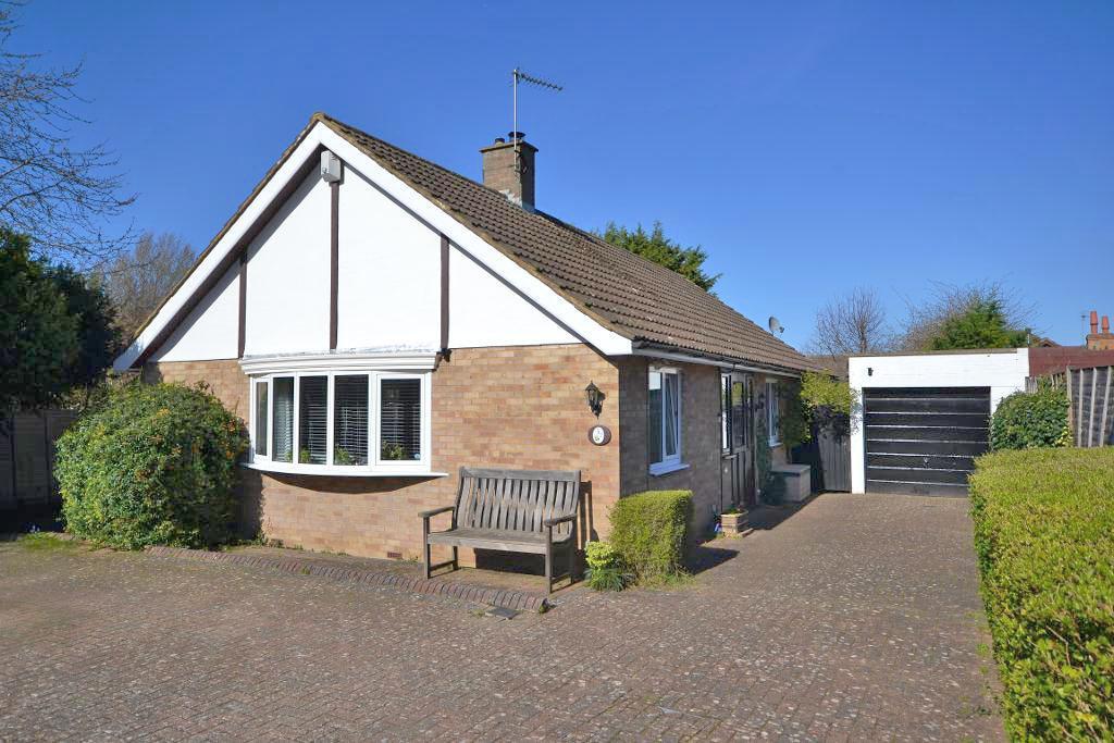3 Bedroom Detached Bungalow for Sale in Milton Keynes, MK5 8AG