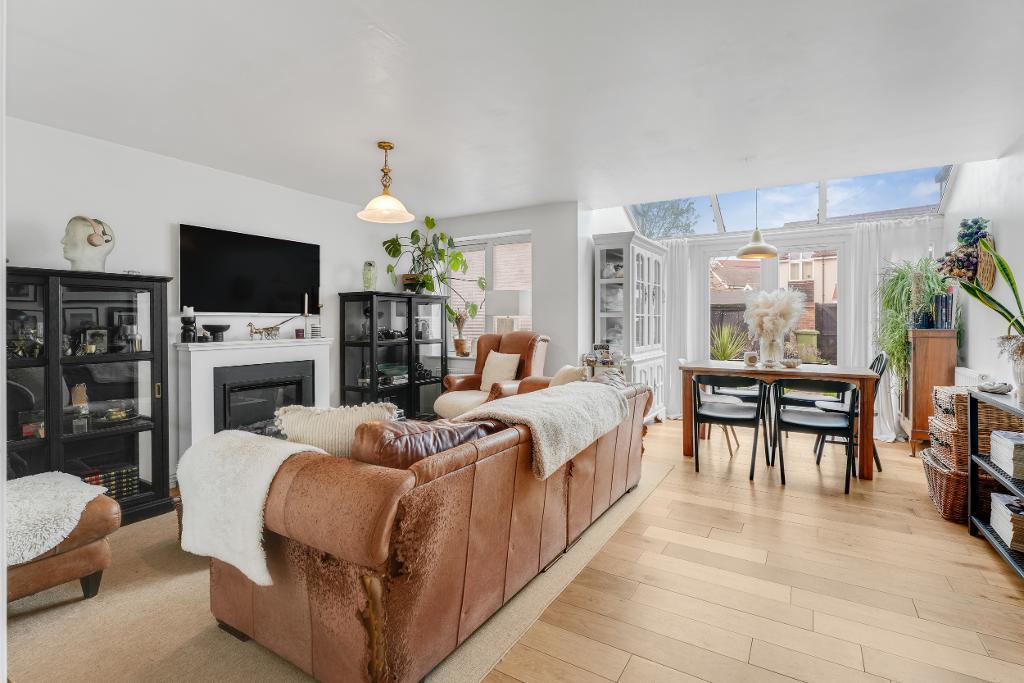 5 Bedroom Link Semi-Detached for Sale in Milton Keynes, MK10 7AL