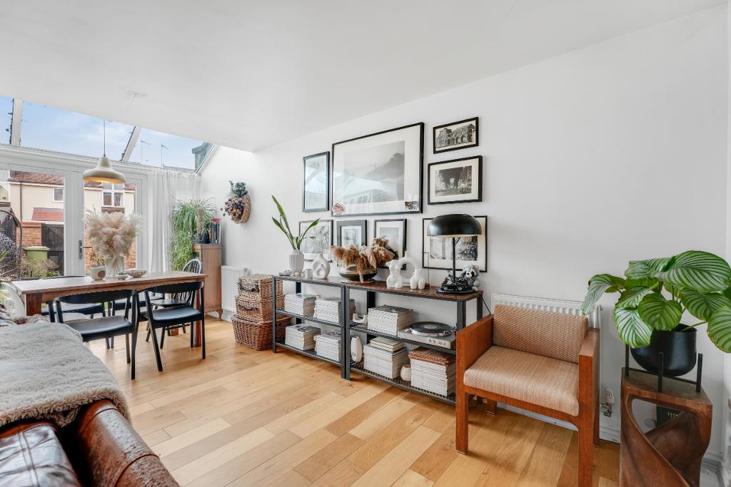 5 Bedroom Link Semi-Detached for Sale in Milton Keynes, MK10 7AL