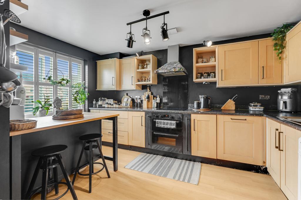 5 Bedroom Link Semi-Detached for Sale in Milton Keynes, MK10 7AL