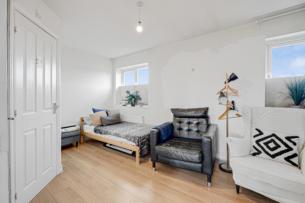 5 Bedroom Link Semi-Detached for Sale in Milton Keynes, MK10 7AL