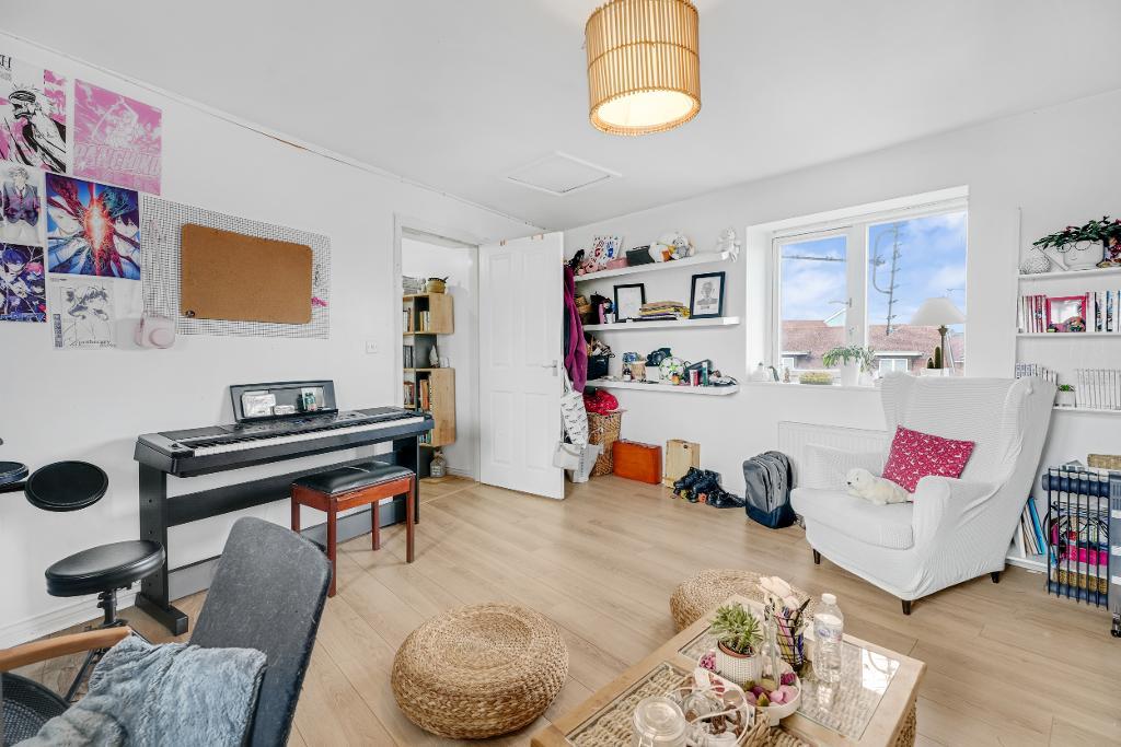 5 Bedroom Link Semi-Detached for Sale in Milton Keynes, MK10 7AL