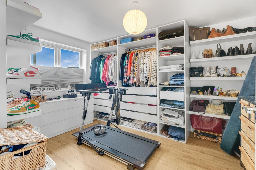 5 Bedroom Link Semi-Detached for Sale in Milton Keynes, MK10 7AL