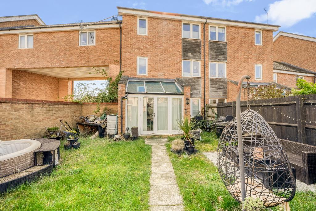 5 Bedroom Link Semi-Detached for Sale in Milton Keynes, MK10 7AL