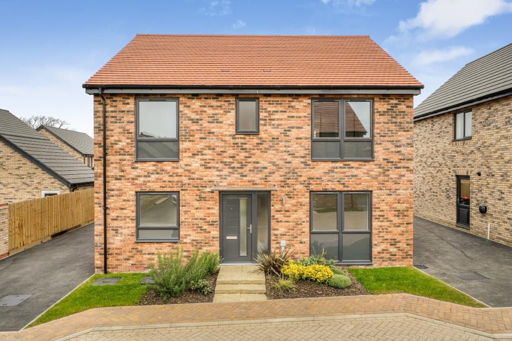 4 Bedroom Detached for Sale in Whitehouse Park, MK8 8AB