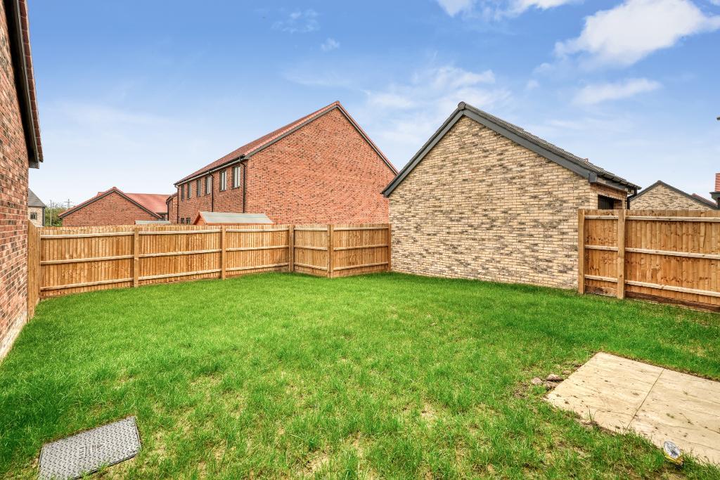 4 Bedroom Detached for Sale in Whitehouse Park, MK8 8AB