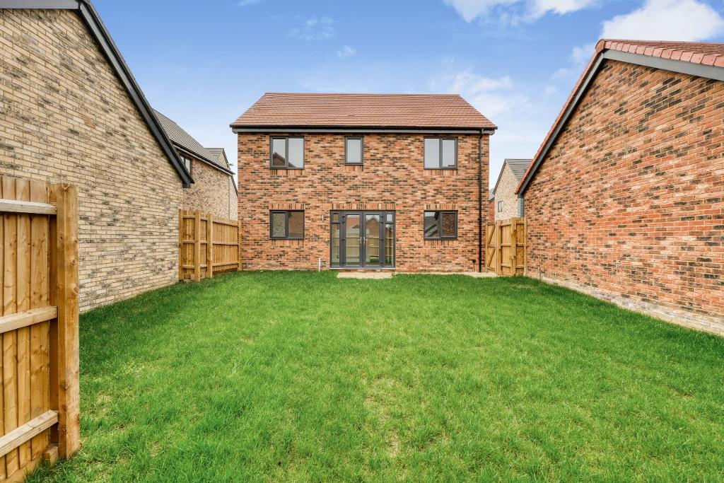 4 Bedroom Detached for Sale in Whitehouse Park, MK8 8AB