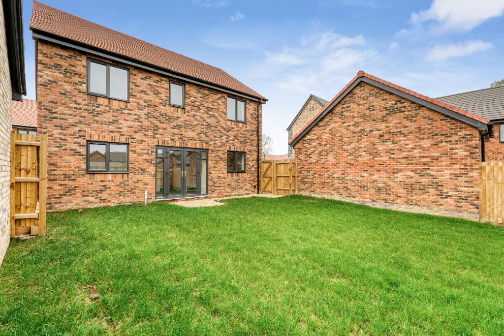 4 Bedroom Detached for Sale in Whitehouse Park, MK8 8AB