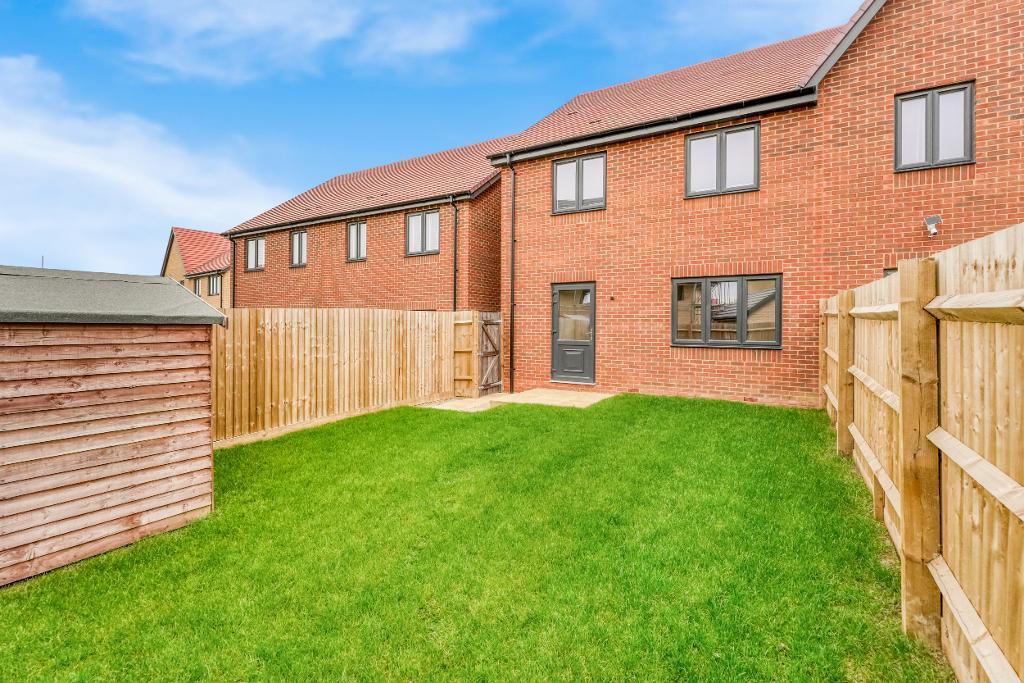 4 Bedroom Semi-Detached for Sale in Milton Keynes, MK8 8BS
