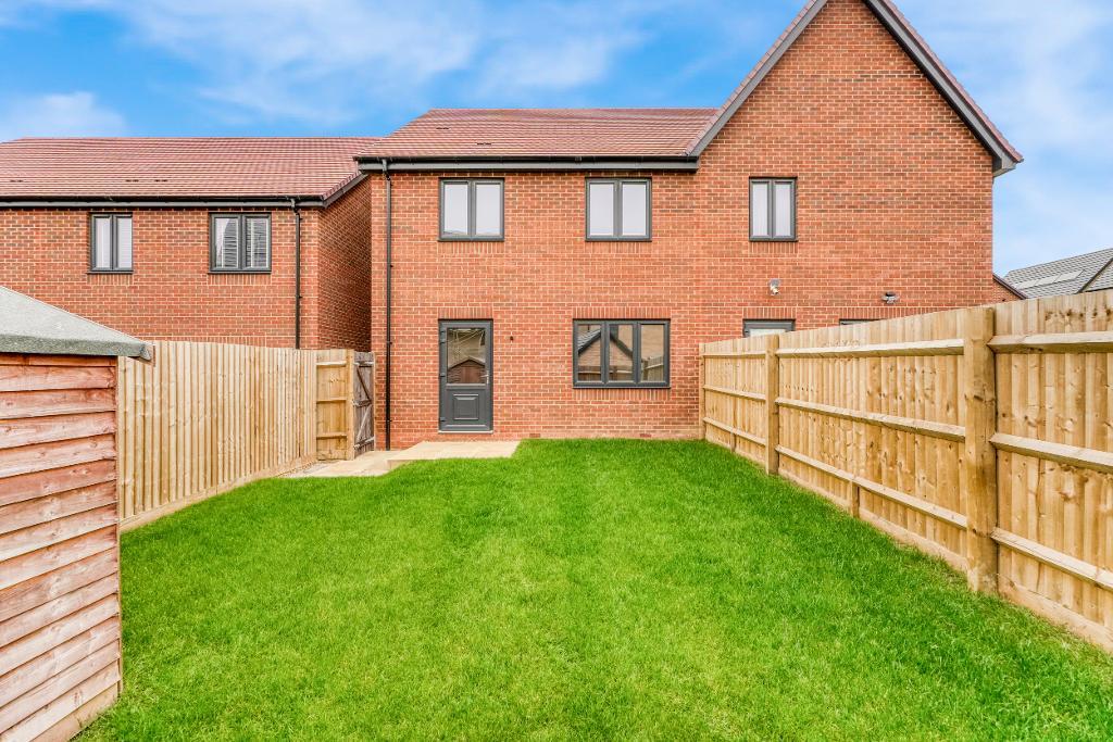 4 Bedroom Semi-Detached for Sale in Milton Keynes, MK8 8BS