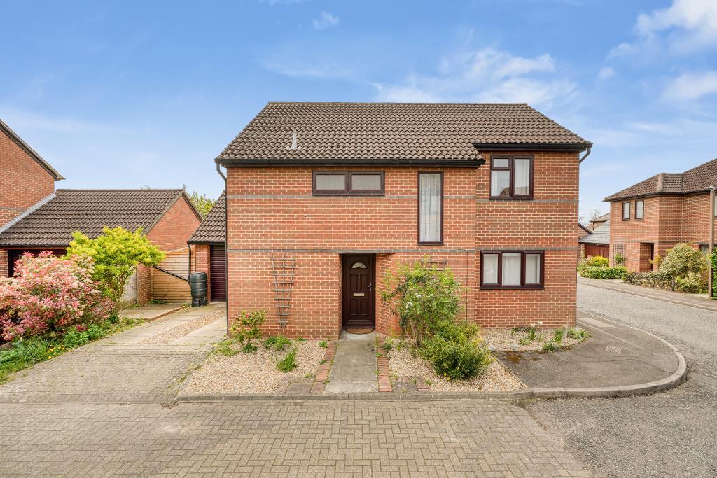 3 Bedroom Detached for Sale in Milton Keynes, MK7 7HD