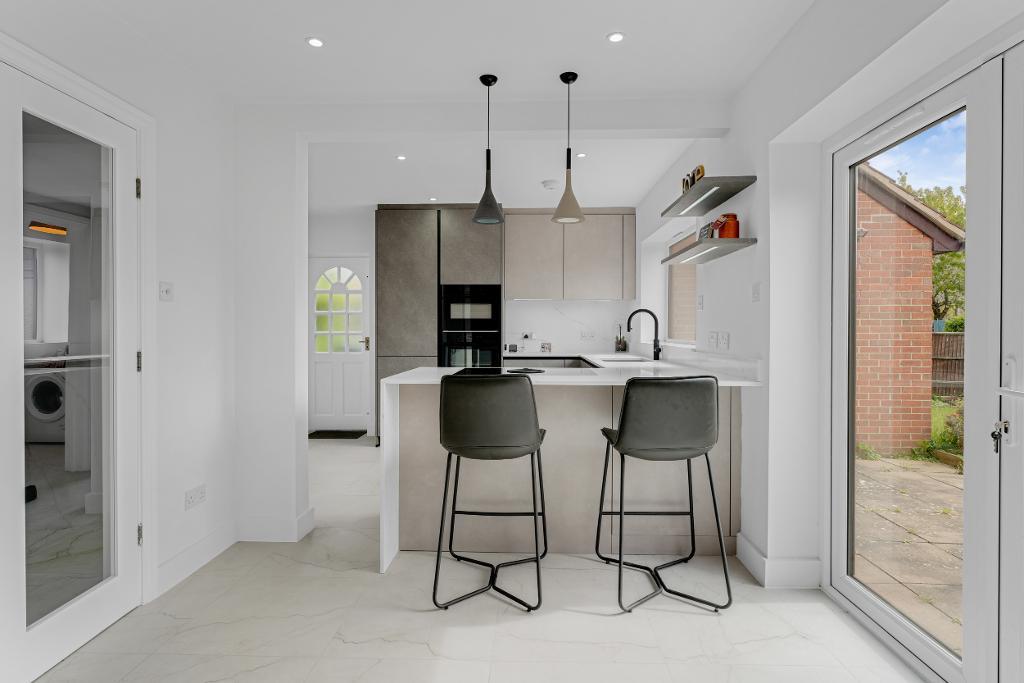 3 Bedroom Detached for Sale in Milton Keynes, MK7 7HD