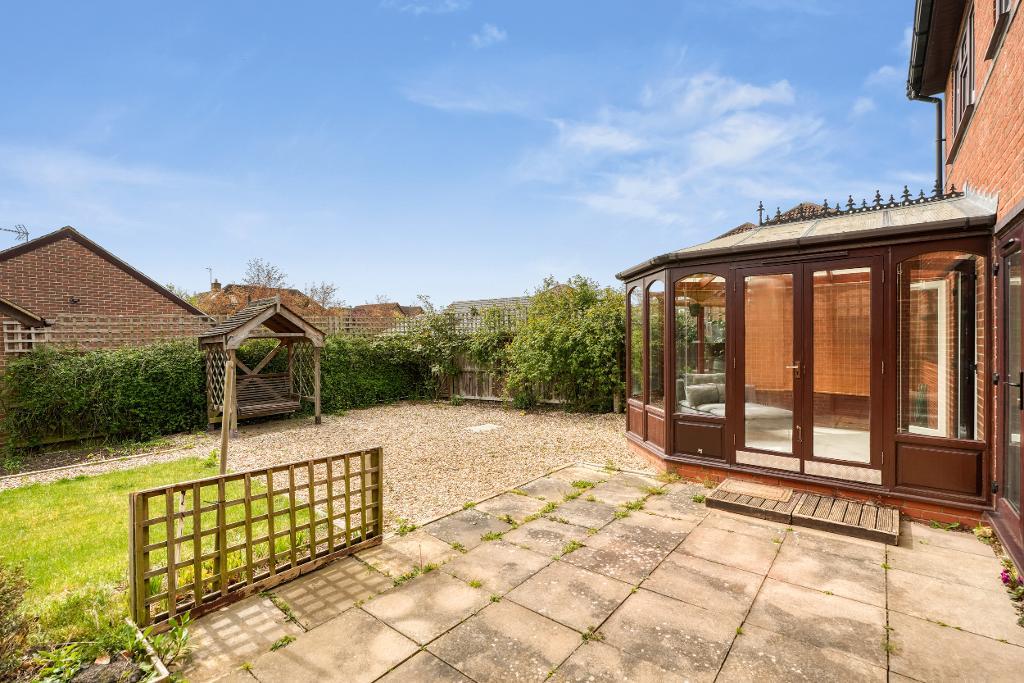 3 Bedroom Detached for Sale in Milton Keynes, MK7 7HD