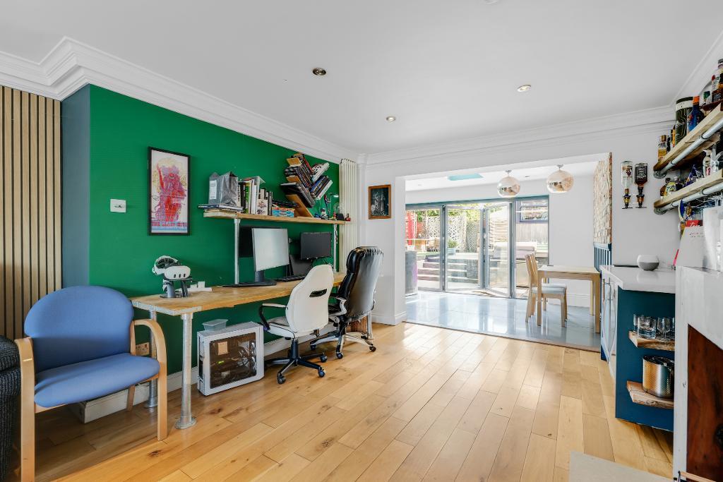 3 Bedroom Link-Detached for Sale in Milton Keynes, MK6 2HS