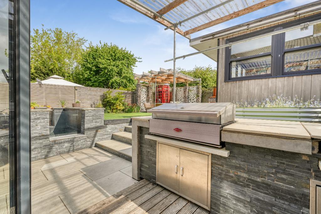 3 Bedroom Link-Detached for Sale in Milton Keynes, MK6 2HS
