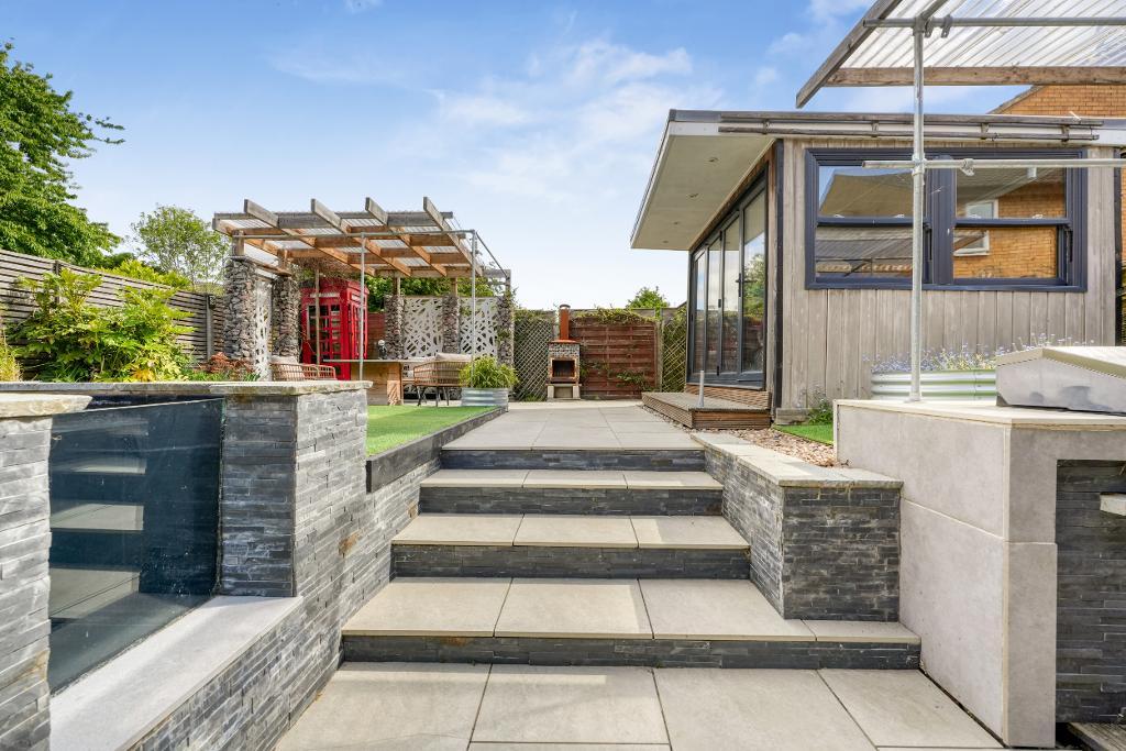 3 Bedroom Link-Detached for Sale in Milton Keynes, MK6 2HS