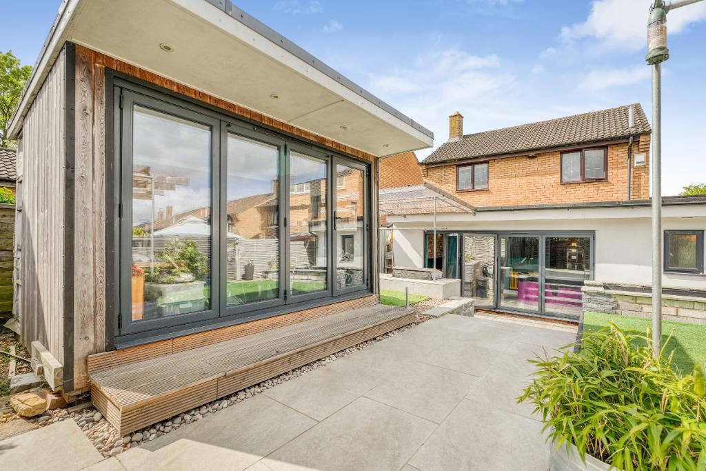 3 Bedroom Link-Detached for Sale in Milton Keynes, MK6 2HS