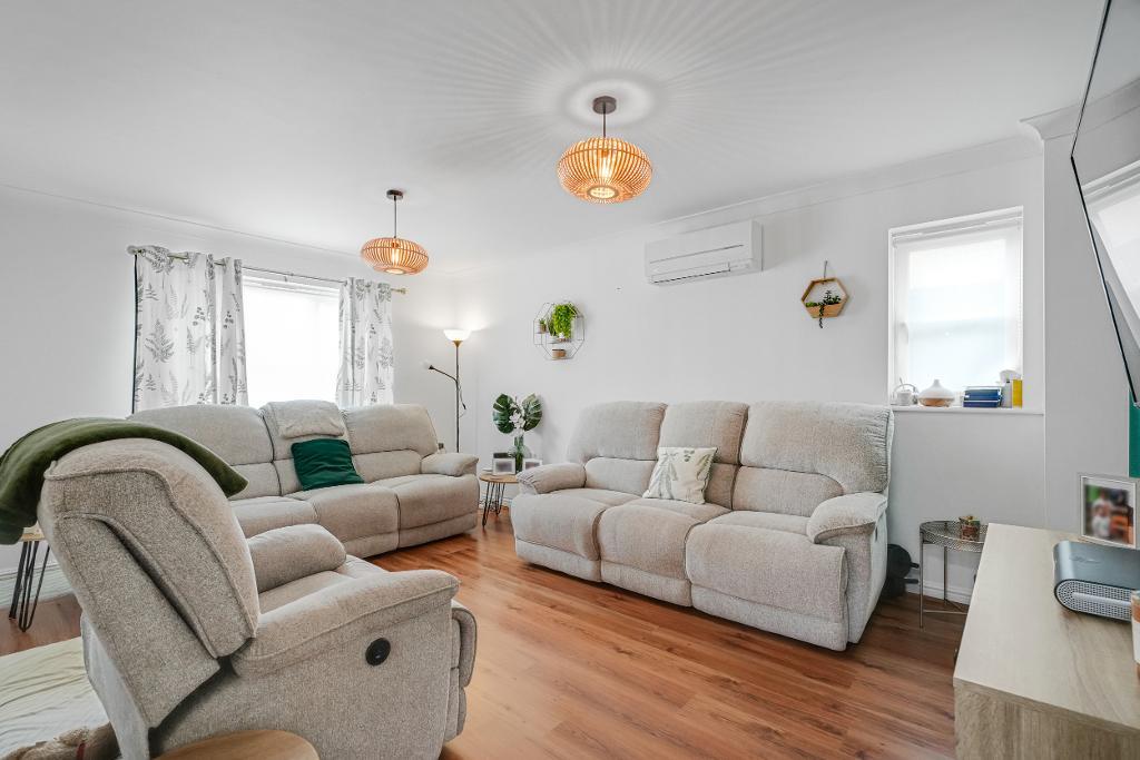 3 Bedroom Detached for Sale in Milton Keynes, MK13 0DT