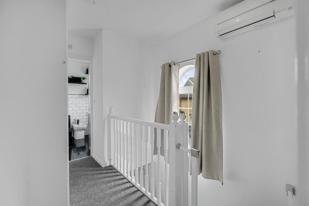 3 Bedroom Detached for Sale in Milton Keynes, MK13 0DT
