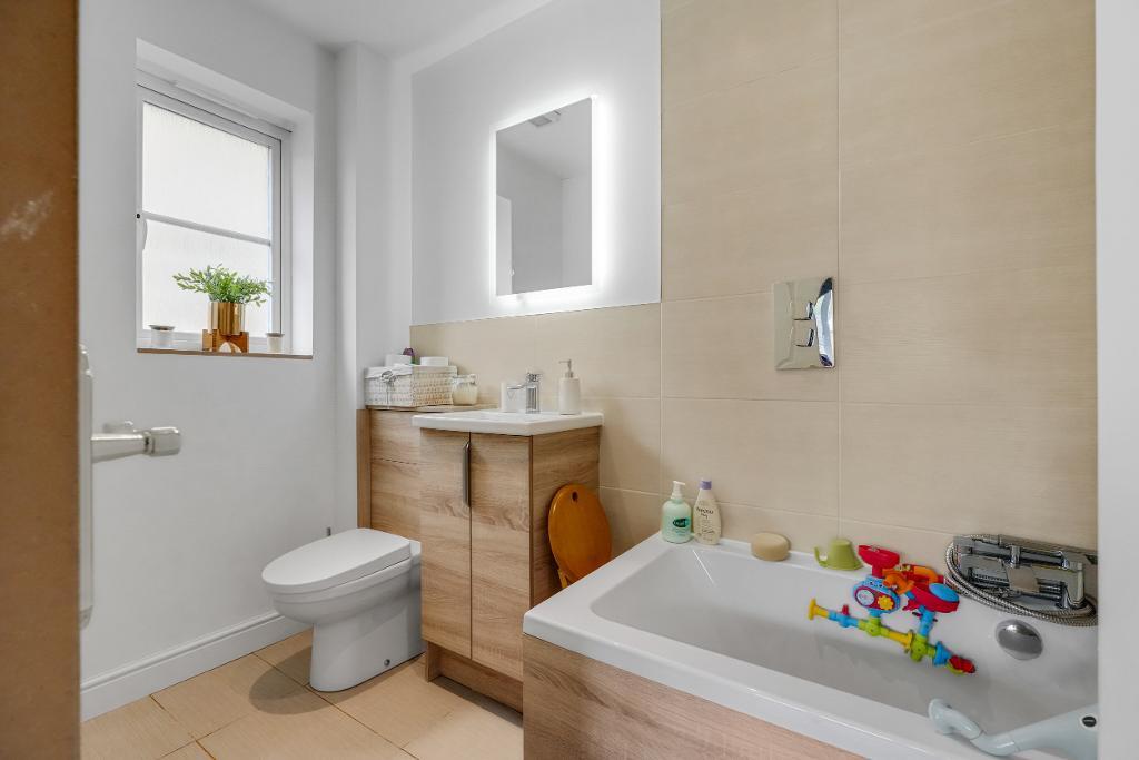 3 Bedroom Detached for Sale in Milton Keynes, MK13 0DT