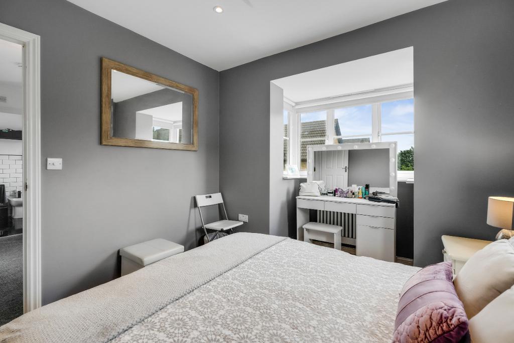3 Bedroom Detached for Sale in Milton Keynes, MK13 0DT