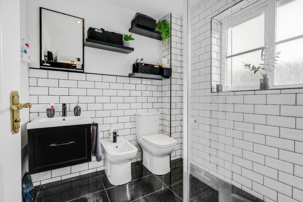 3 Bedroom Detached for Sale in Milton Keynes, MK13 0DT