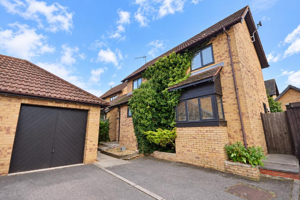 3  Bed Detached Property to Rent in Milton Keynes, MK7 7SQ