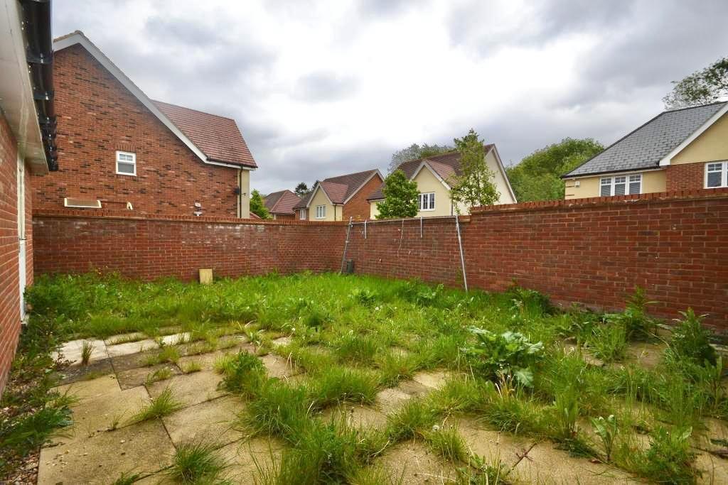 5 Bedroom Detached for Sale in Milton Keynes, MK8 1AF