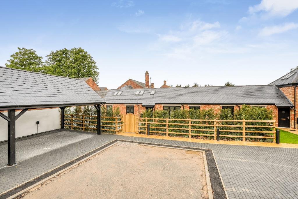 3 Bedroom Barn Conversion for Sale in Milton Keynes, MK17 8AU