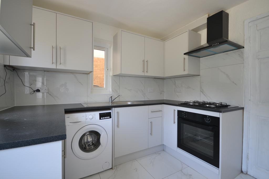 3 Bedroom Semi-Detached for Sale in Milton Keynes, MK13 8ES