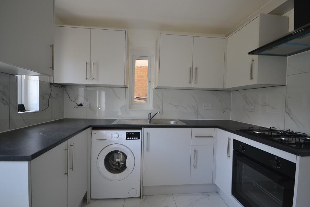 3 Bedroom Semi-Detached for Sale in Milton Keynes, MK13 8ES